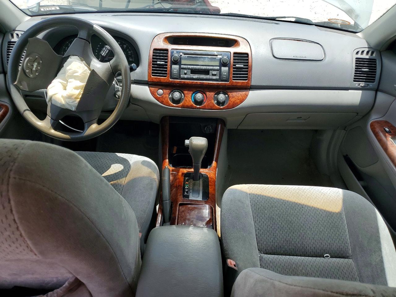 2004 TOYOTA CAMRY LE photo 8