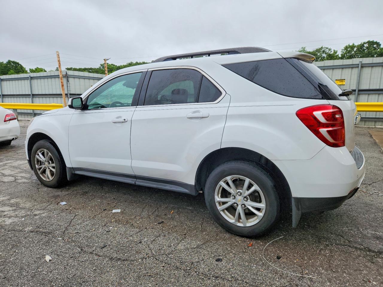 2017 CHEVROLET EQUINOX LT photo 4