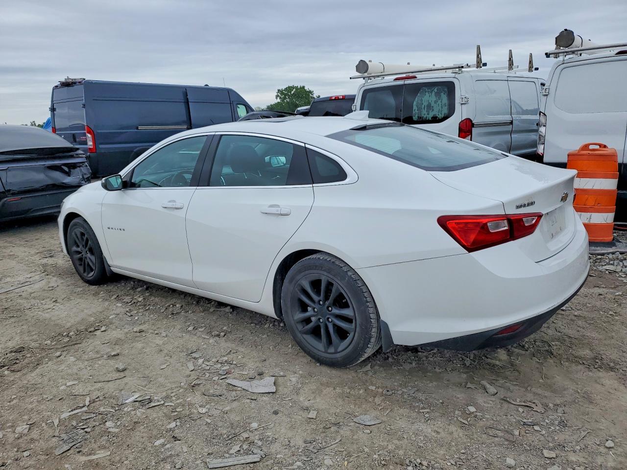 2016 CHEVROLET MALIBU LT photo 2