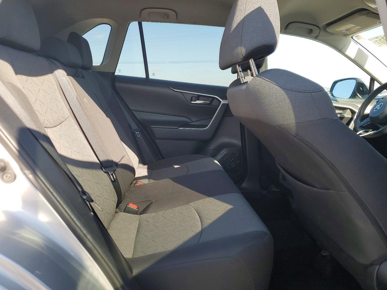 2021 TOYOTA RAV4 XLE photo 21