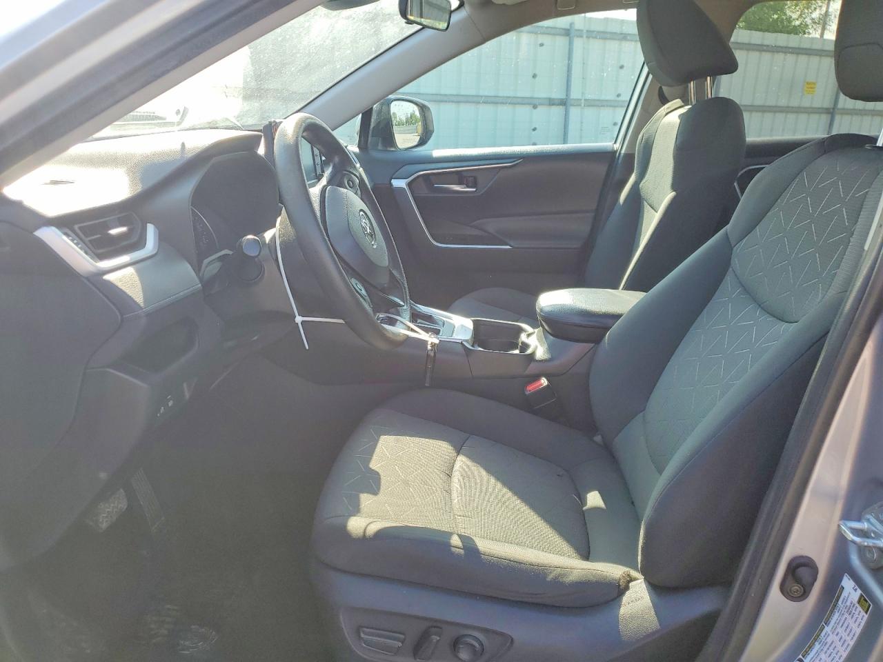 2021 TOYOTA RAV4 XLE photo 13