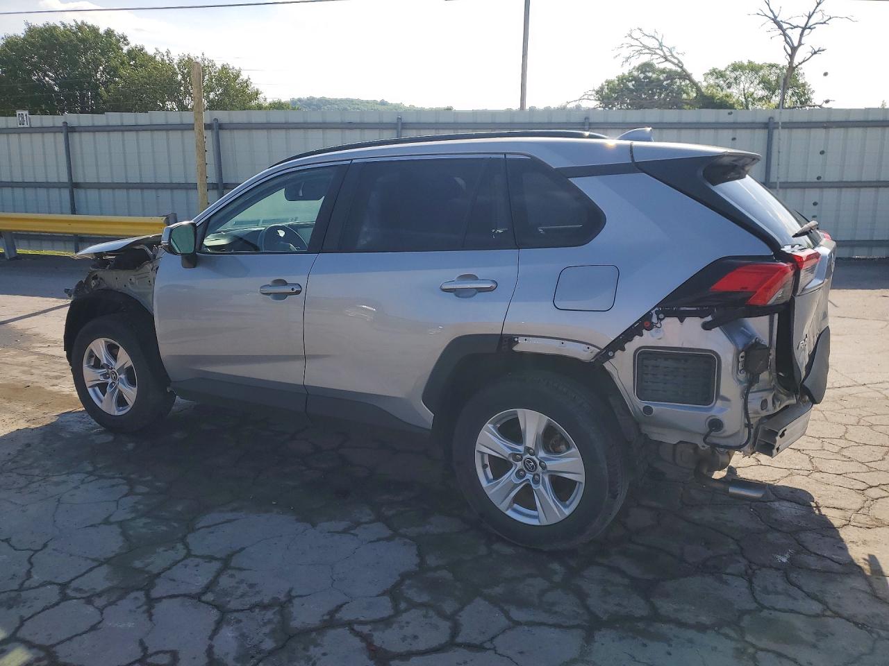 2021 TOYOTA RAV4 XLE photo 3