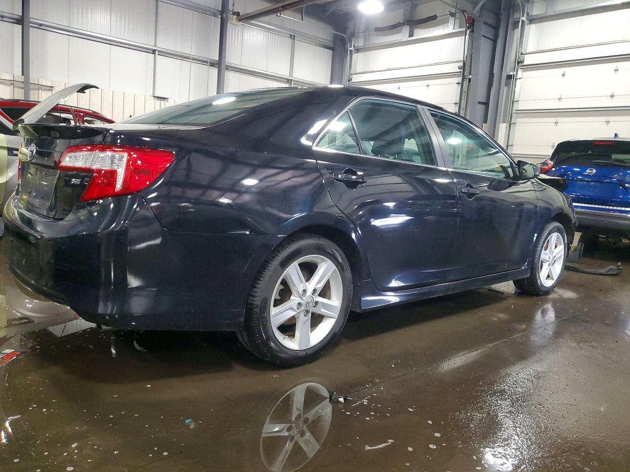 2013 TOYOTA CAMRY SE photo 3