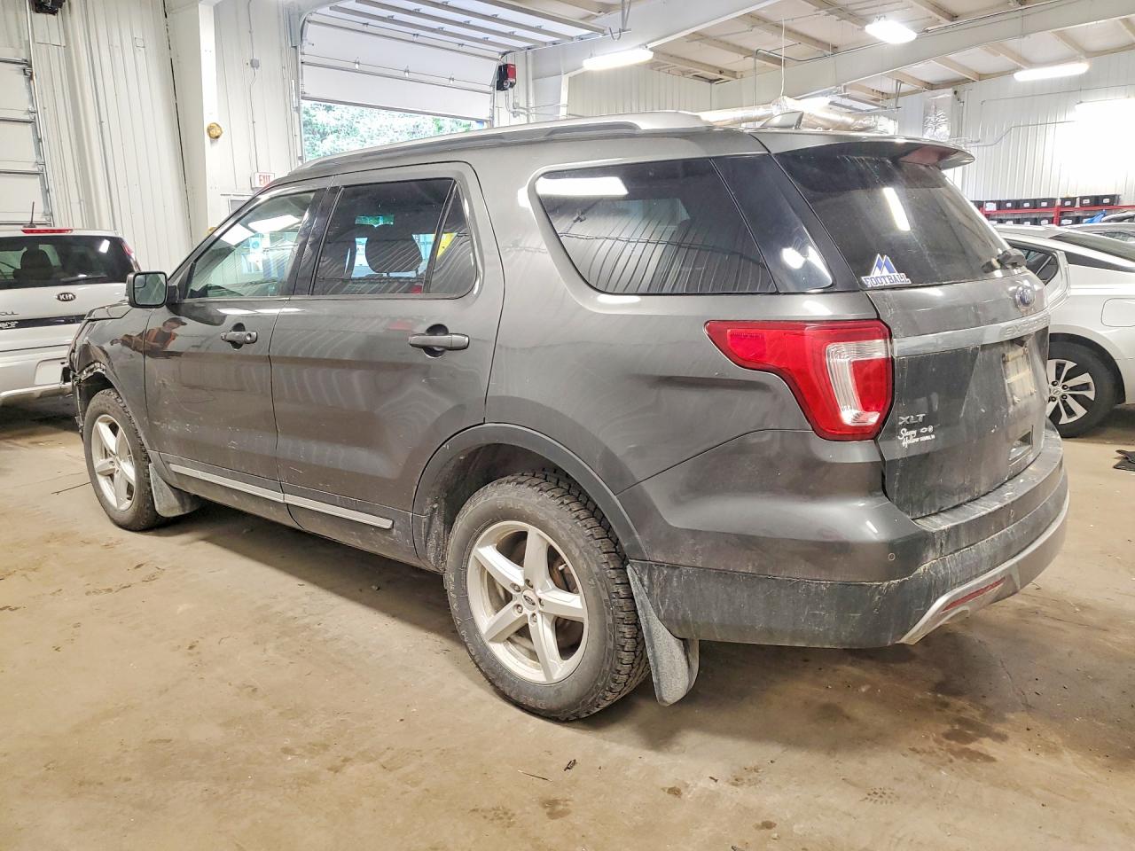 2017 FORD EXPLORER XLT photo 4