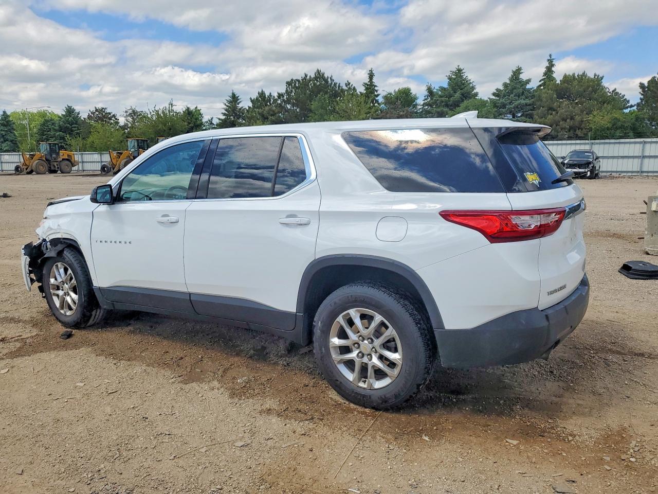 2019 CHEVROLET TRAVERSE LS photo 2