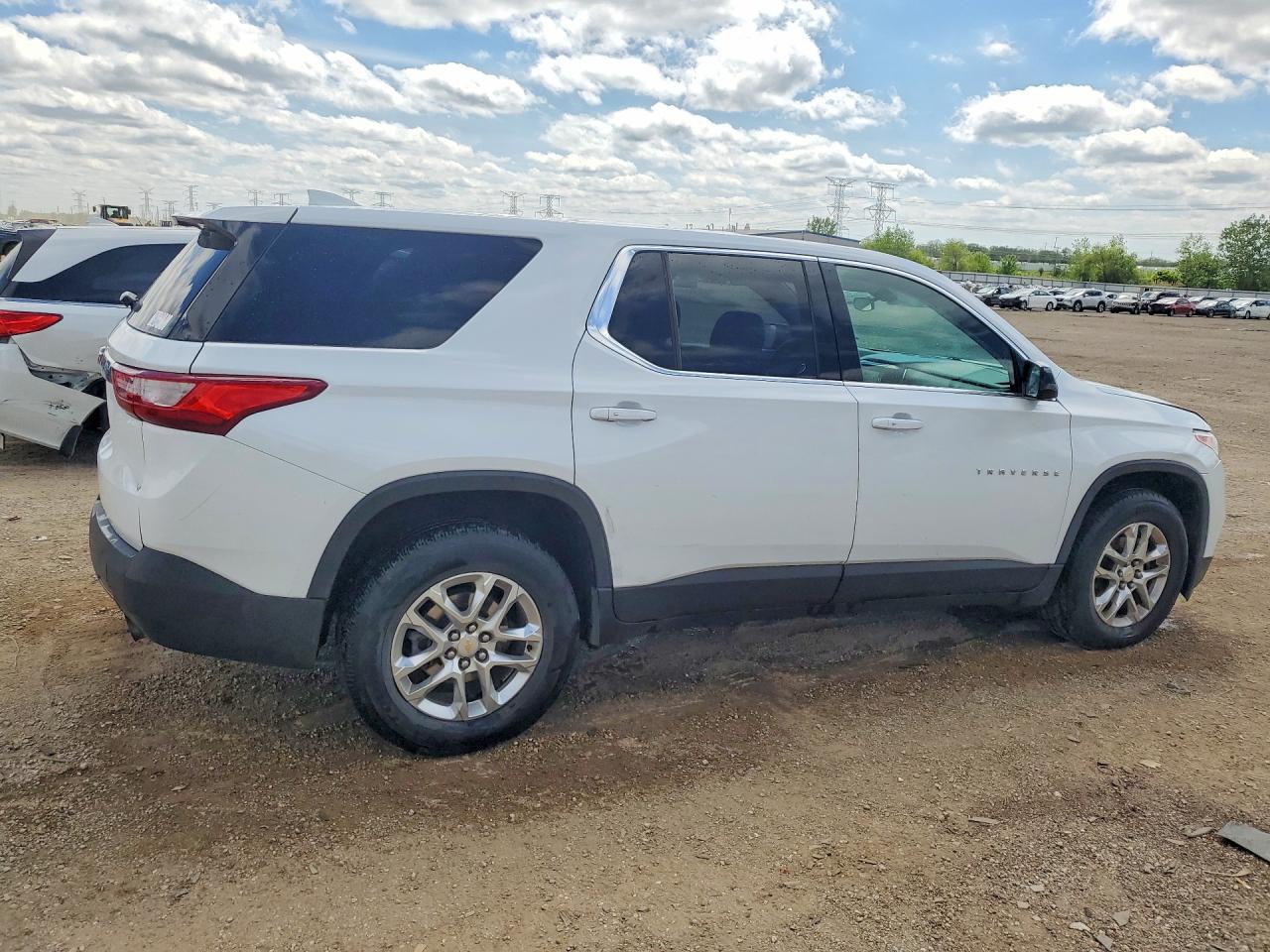 2019 CHEVROLET TRAVERSE LS photo 3