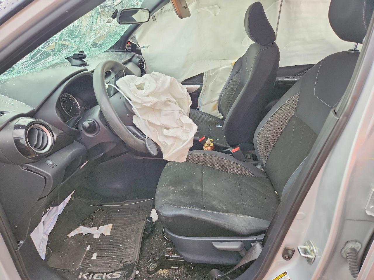 2019 NISSAN KICKS photo 13