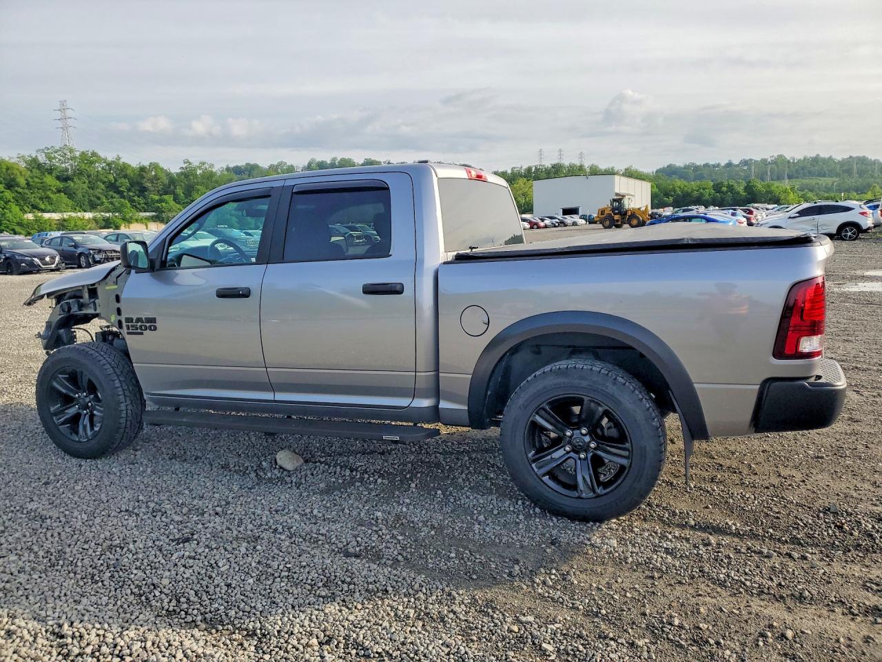 2024 RAM 1500 CLASSIC SLT photo 3