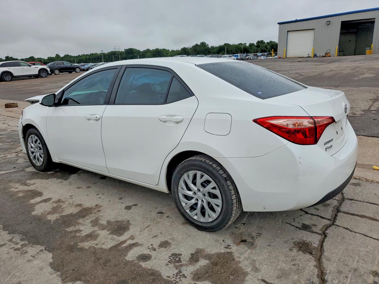 2018 TOYOTA COROLLA LE photo 2