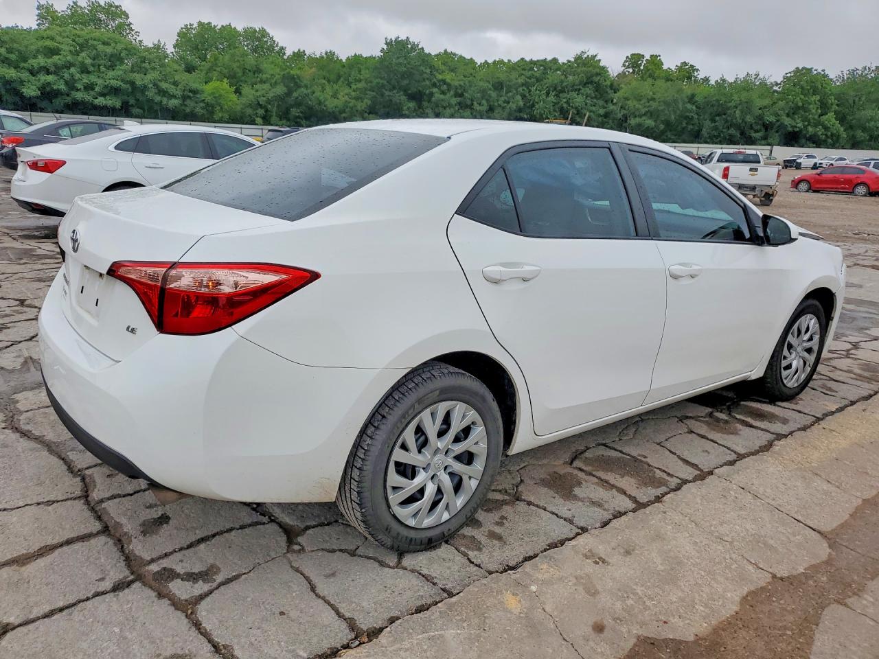 2018 TOYOTA COROLLA LE photo 3