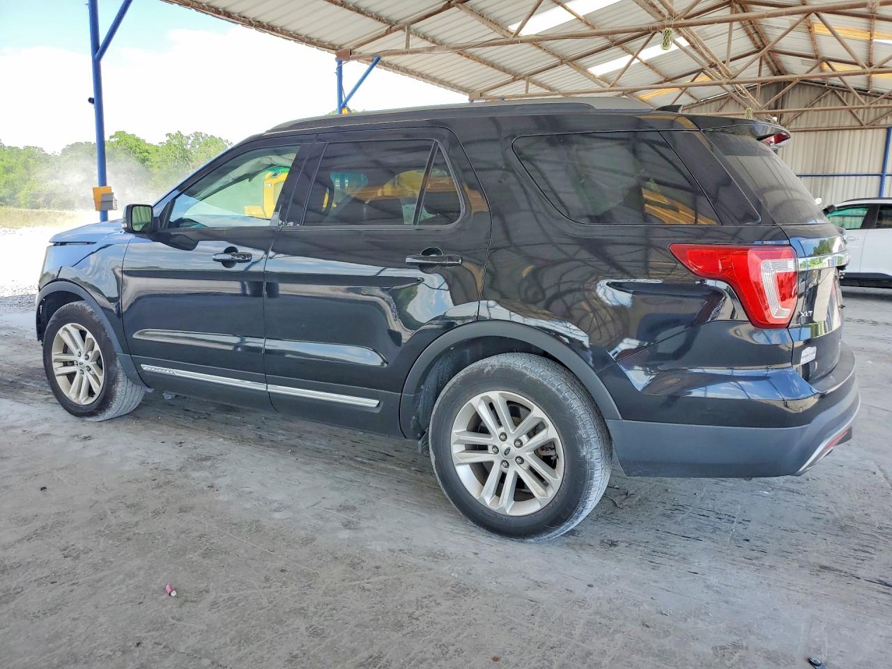 2017 FORD EXPLORER XLT photo 2