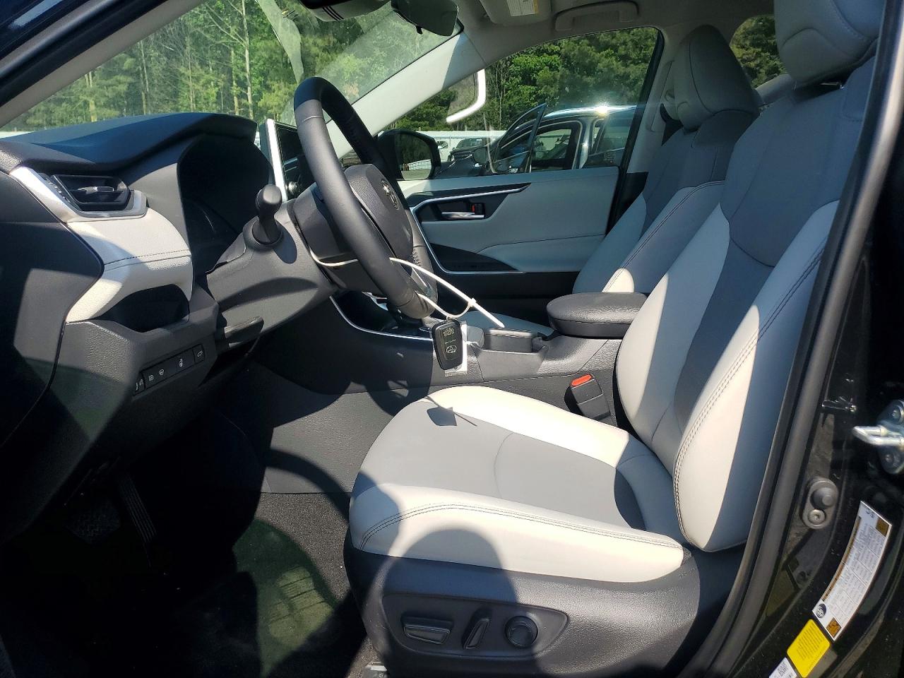 2025 TOYOTA RAV4 XLE PREMIUM photo 19