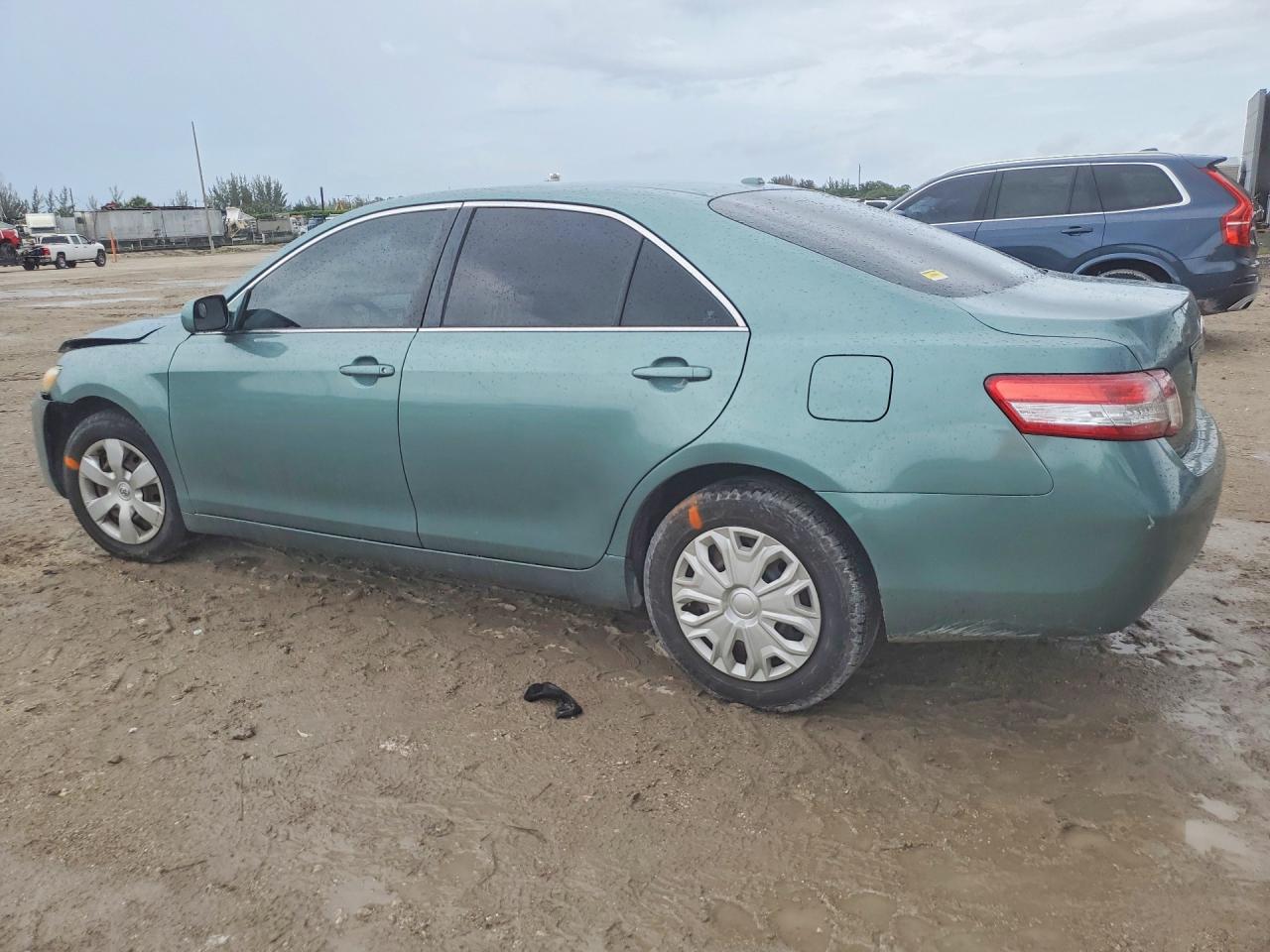 2010 TOYOTA CAMRY LE photo 4