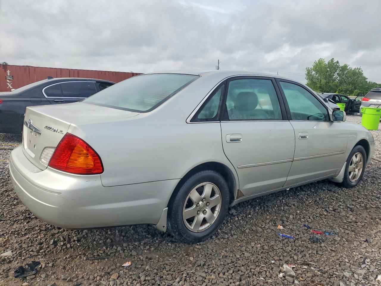2001 TOYOTA AVALON XL photo 3
