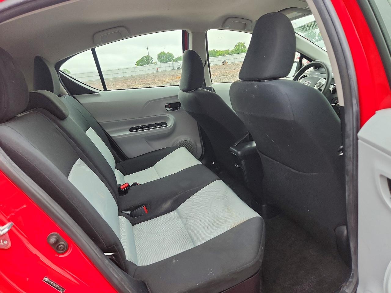 2014 TOYOTA PRIUS C TWO photo 31