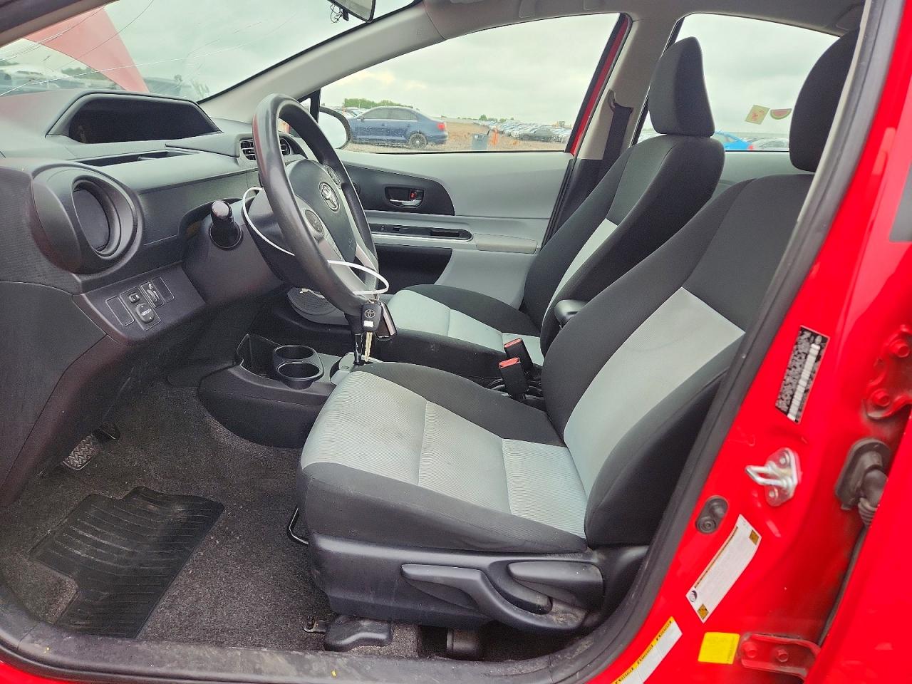 2014 TOYOTA PRIUS C TWO photo 19