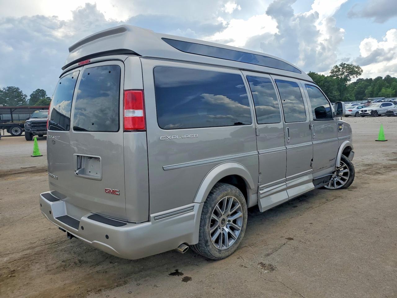 2020 GMC SAVANA G2500 photo 5