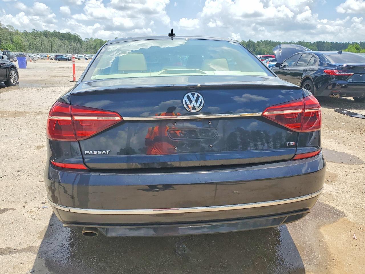 2017 VOLKSWAGEN PASSAT R-LINE photo 6