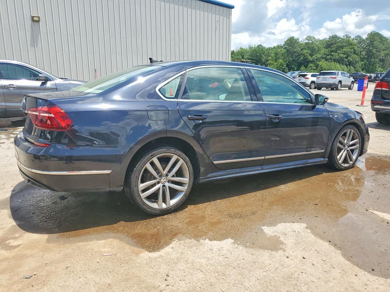 2017 VOLKSWAGEN PASSAT R-LINE photo 3