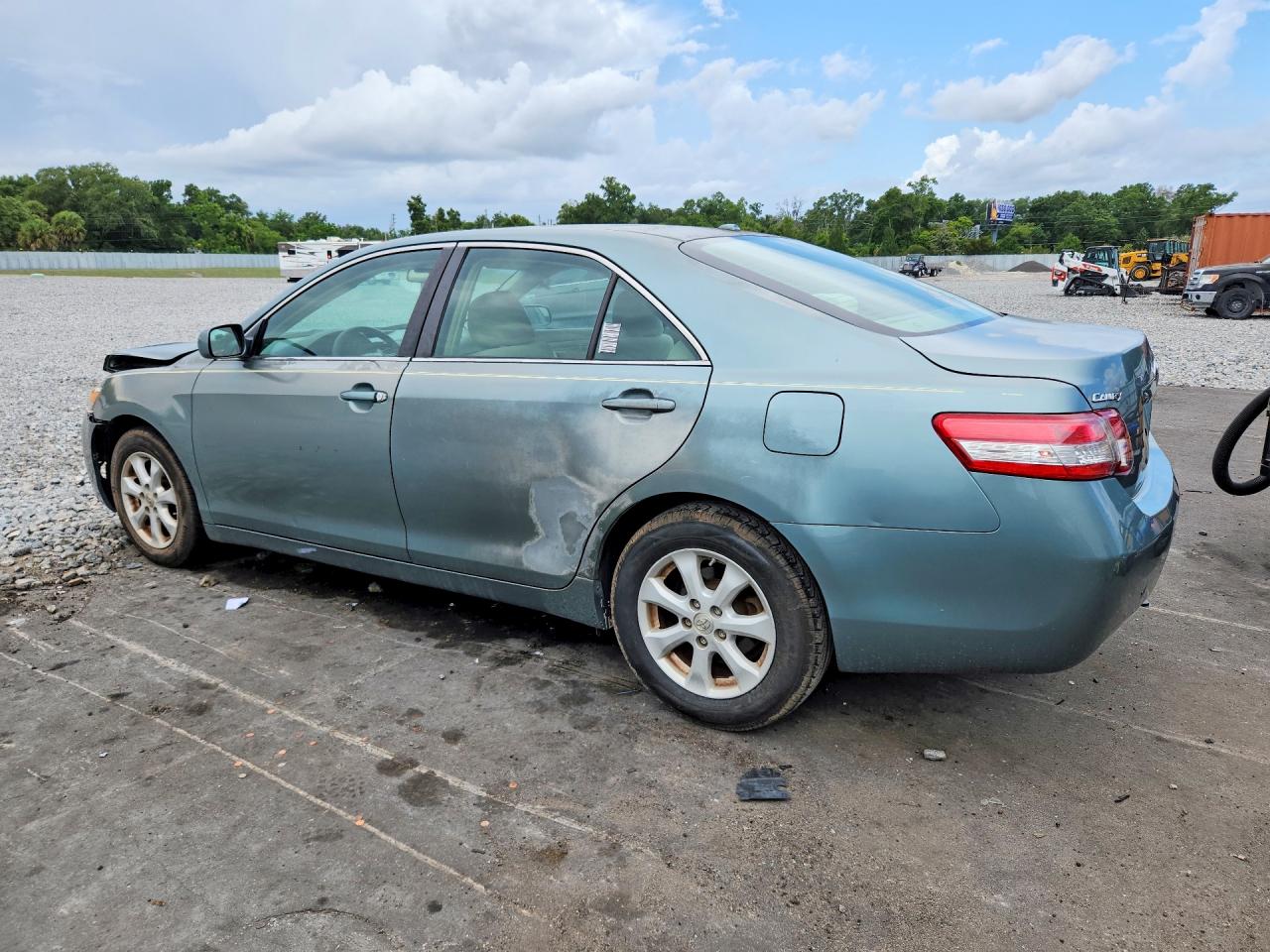 2011 TOYOTA CAMRY LE photo 3