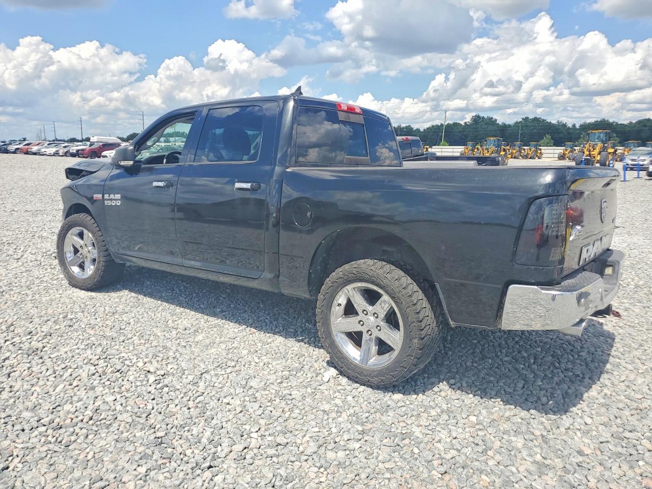 2016 RAM 1500 SLT photo 3