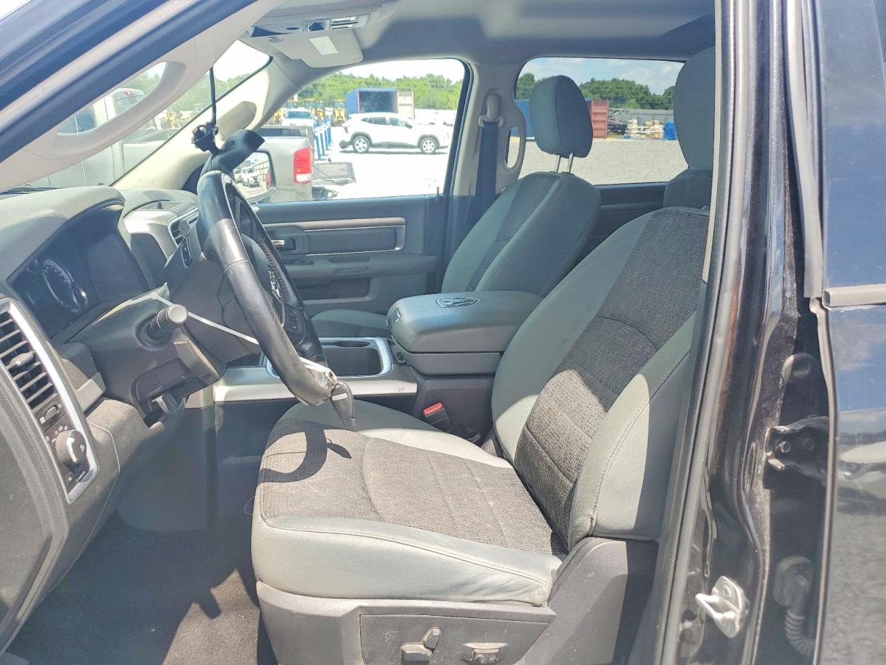 2016 RAM 1500 SLT photo 13