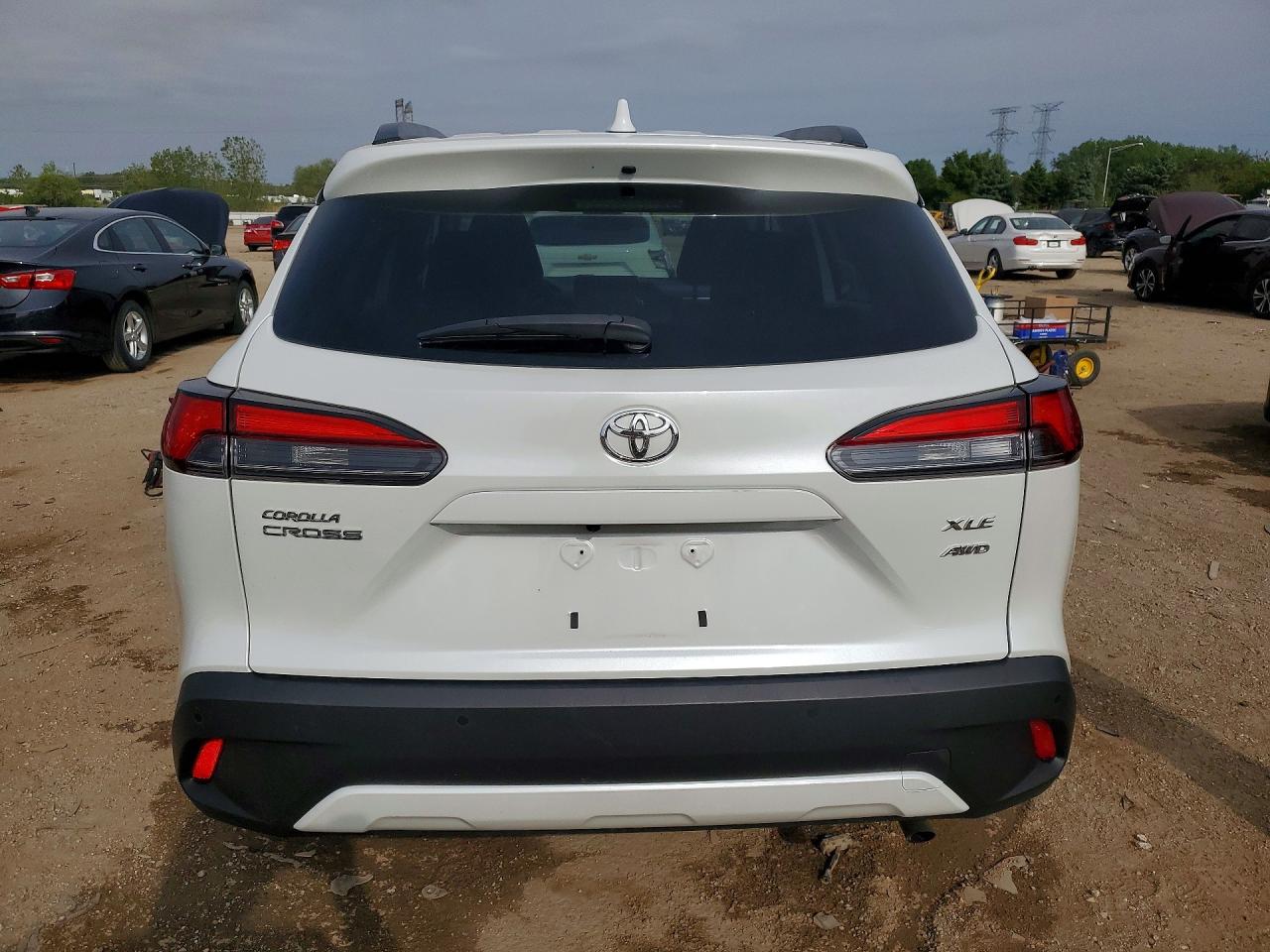 2022 TOYOTA COROLLA CROSS XLE photo 11