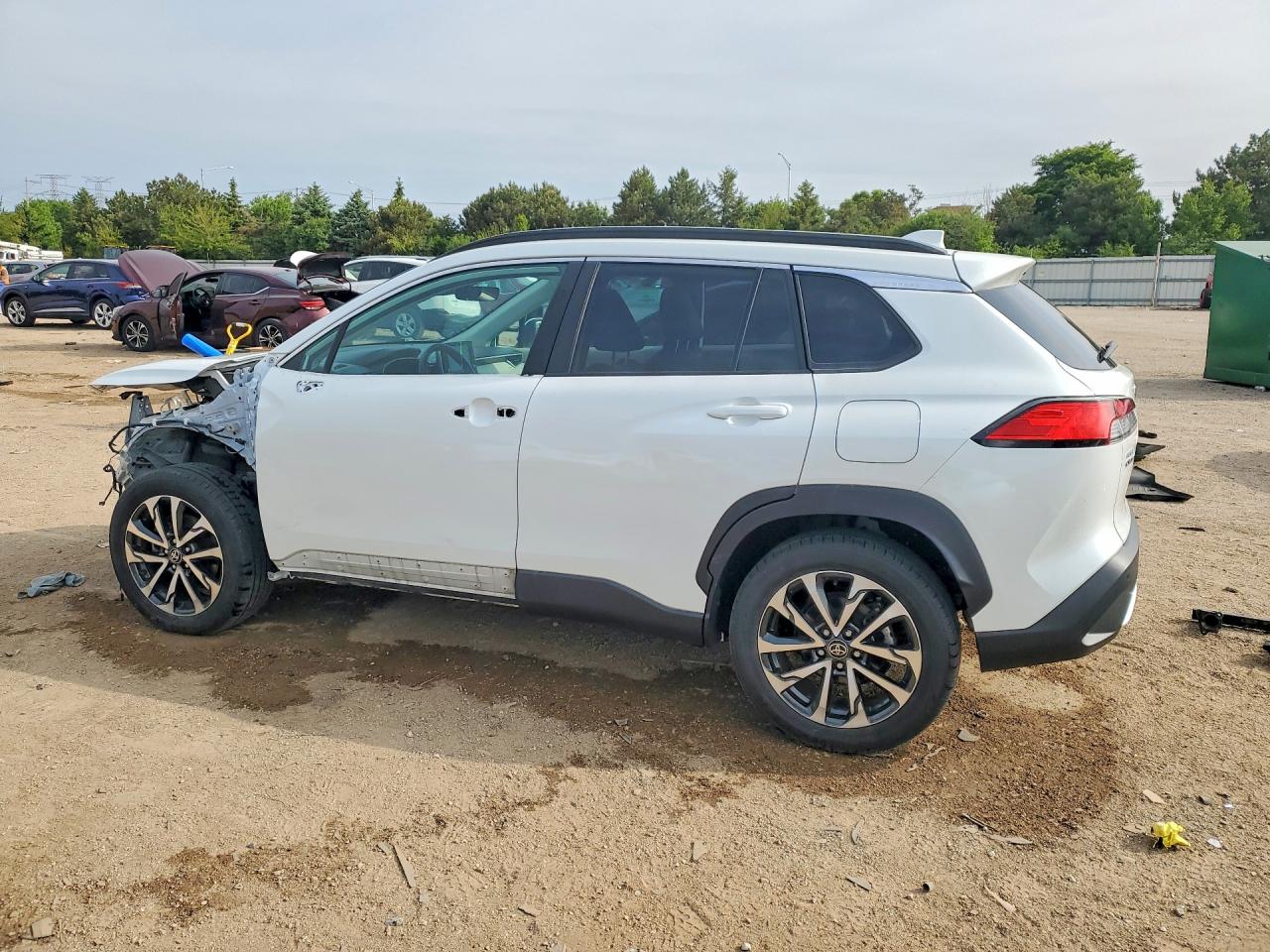 2022 TOYOTA COROLLA CROSS XLE photo 3