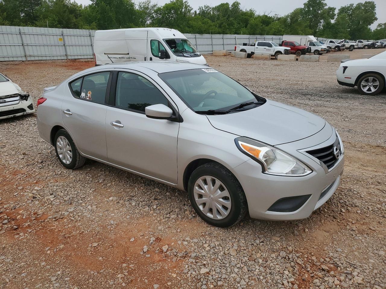 2019 NISSAN VERSA SV photo 7
