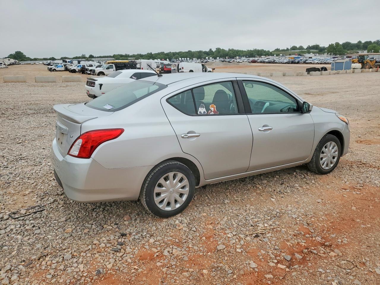 2019 NISSAN VERSA SV photo 5