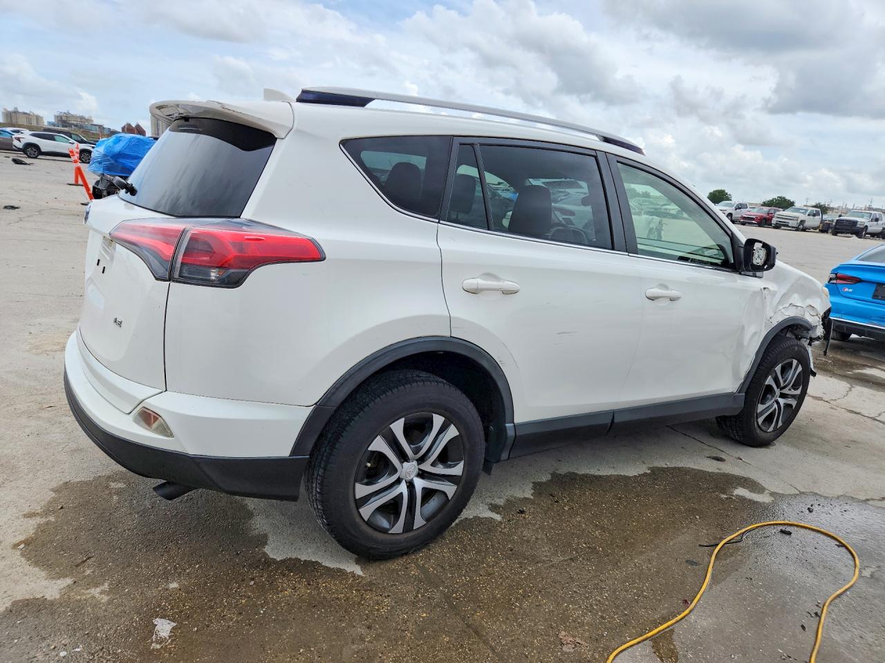 2017 TOYOTA RAV4 LE photo 3
