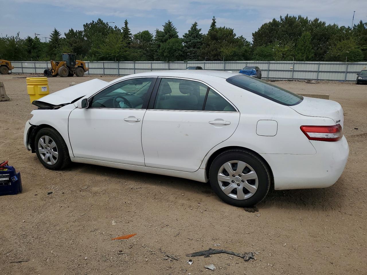 2011 TOYOTA CAMRY LE photo 4