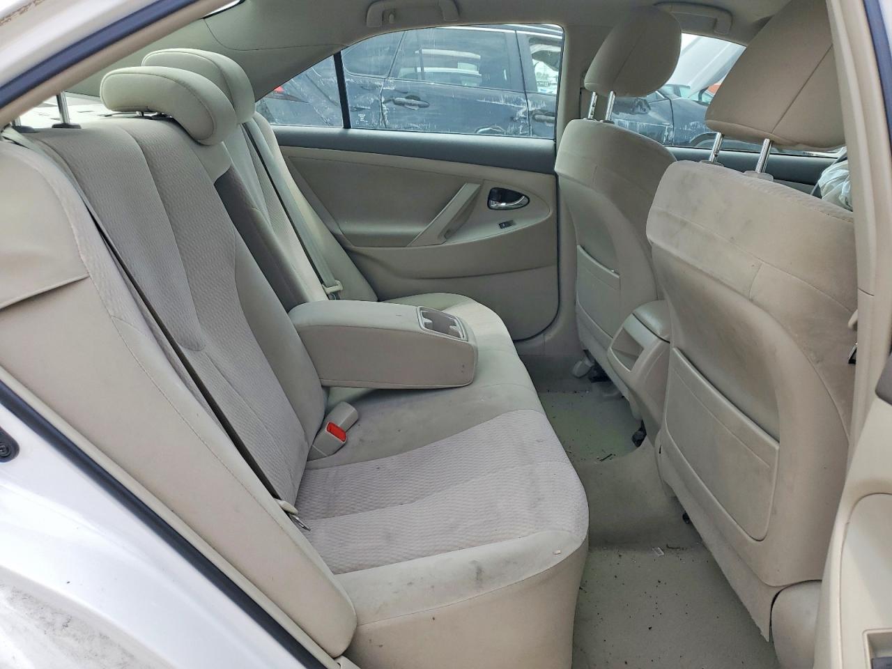 2011 TOYOTA CAMRY LE photo 28