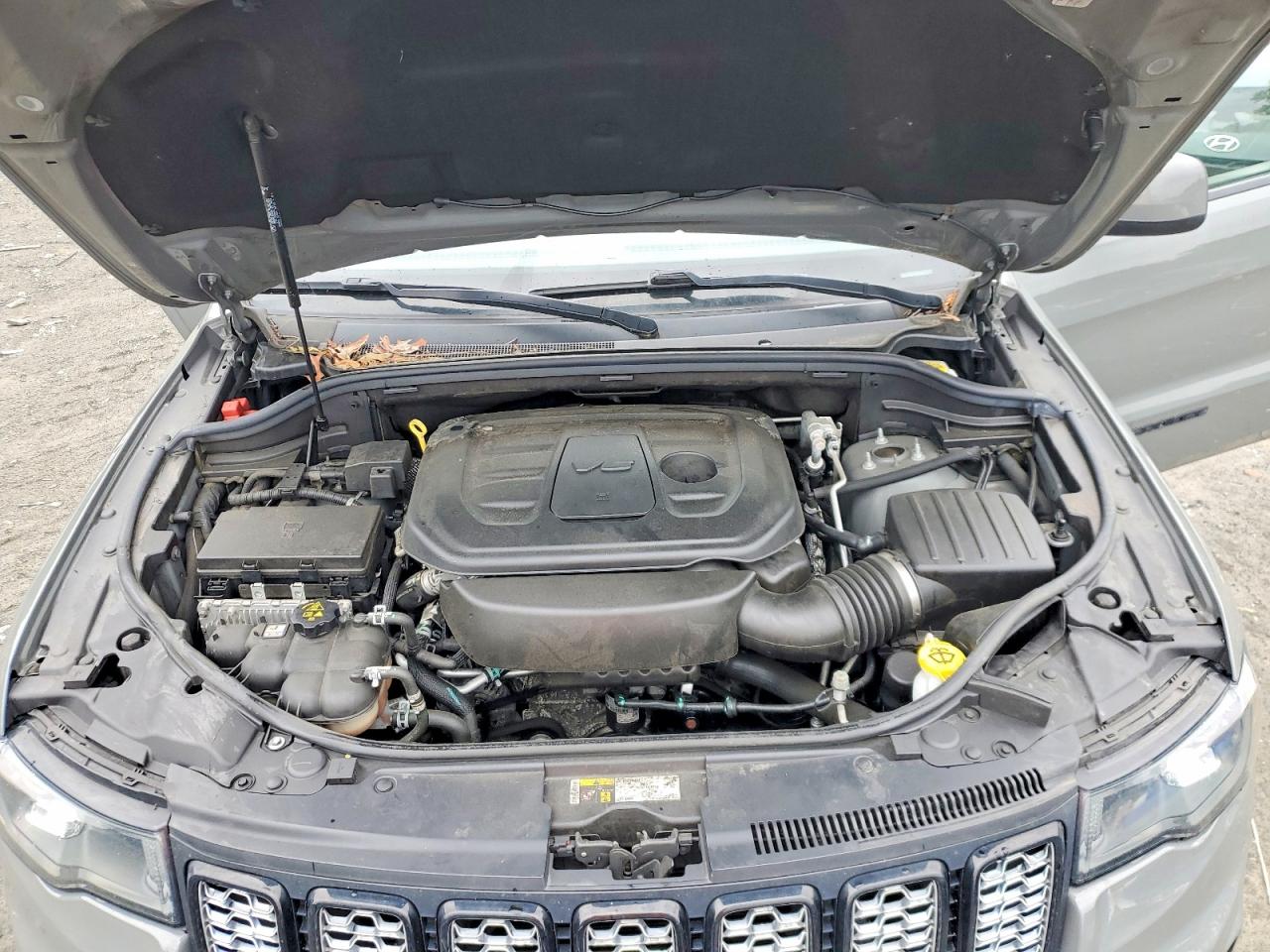 2020 JEEP GRAND CHEROKEE LAREDO photo 23