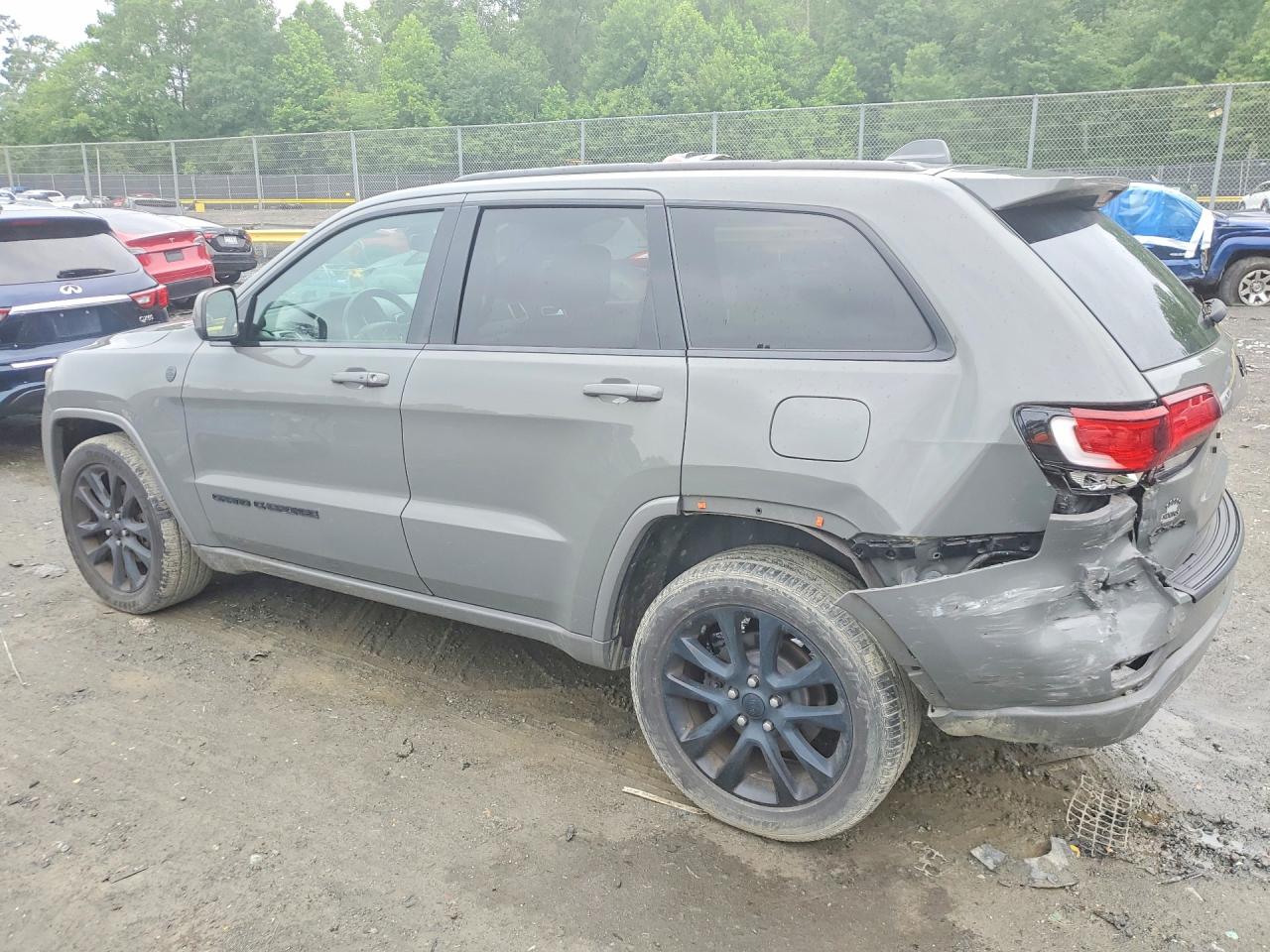 2020 JEEP GRAND CHEROKEE LAREDO photo 3