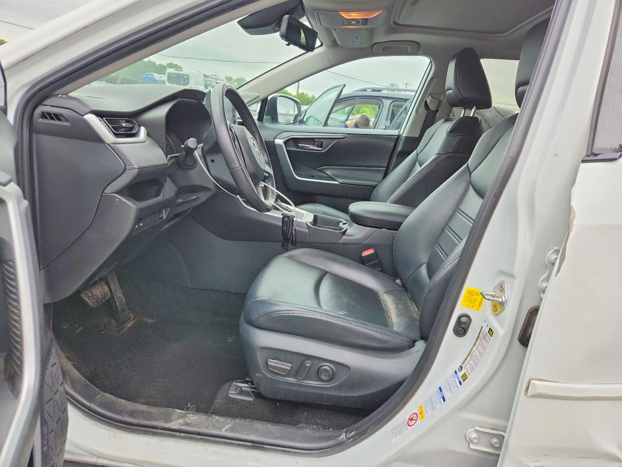 2019 TOYOTA RAV4 XLE PREMIUM photo 19