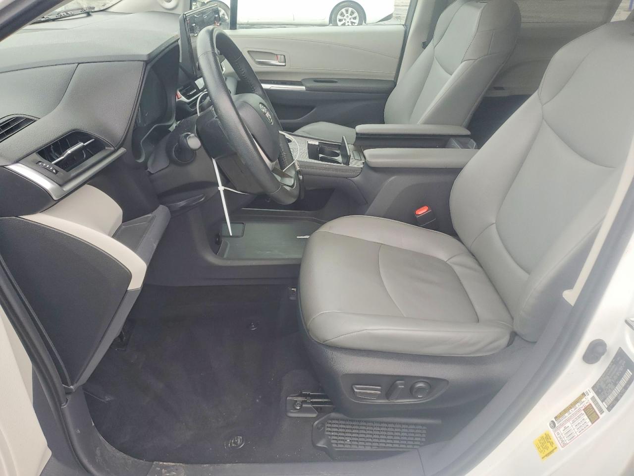 2022 TOYOTA SIENNA XLE photo 13
