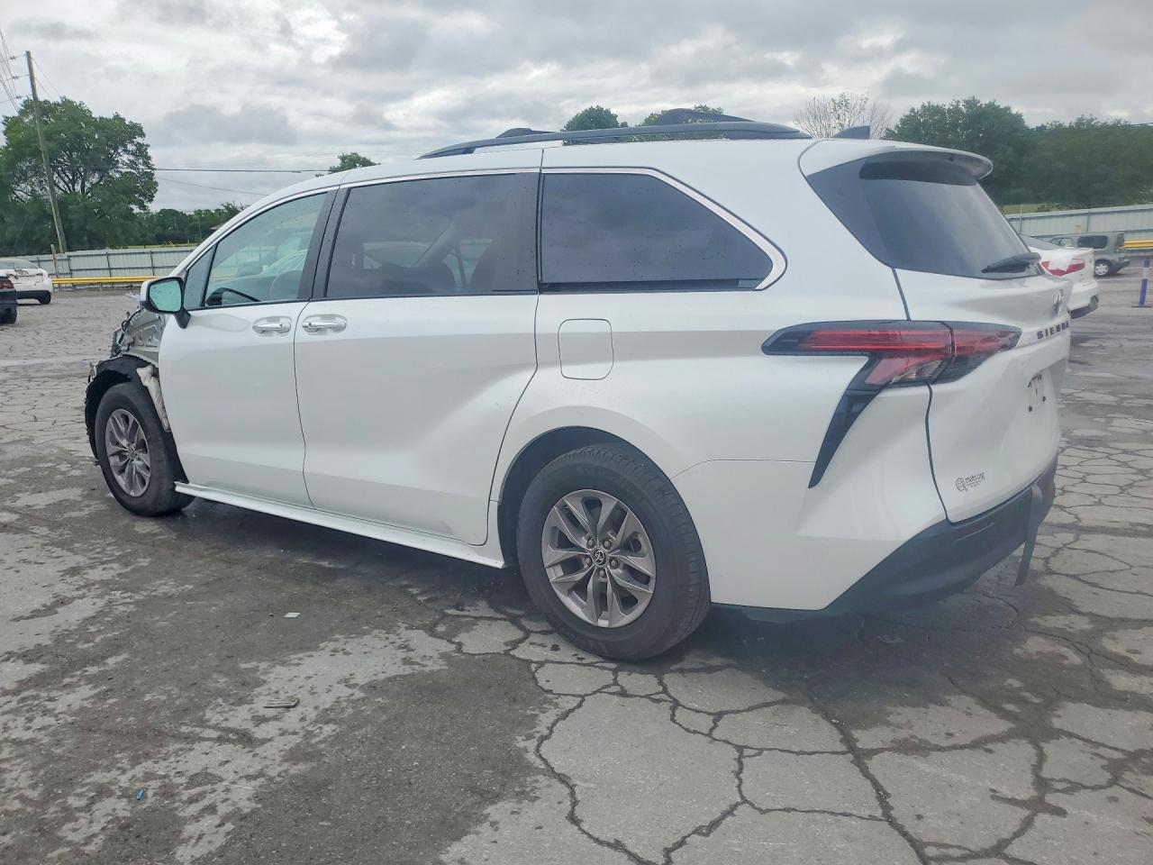 2022 TOYOTA SIENNA XLE photo 3