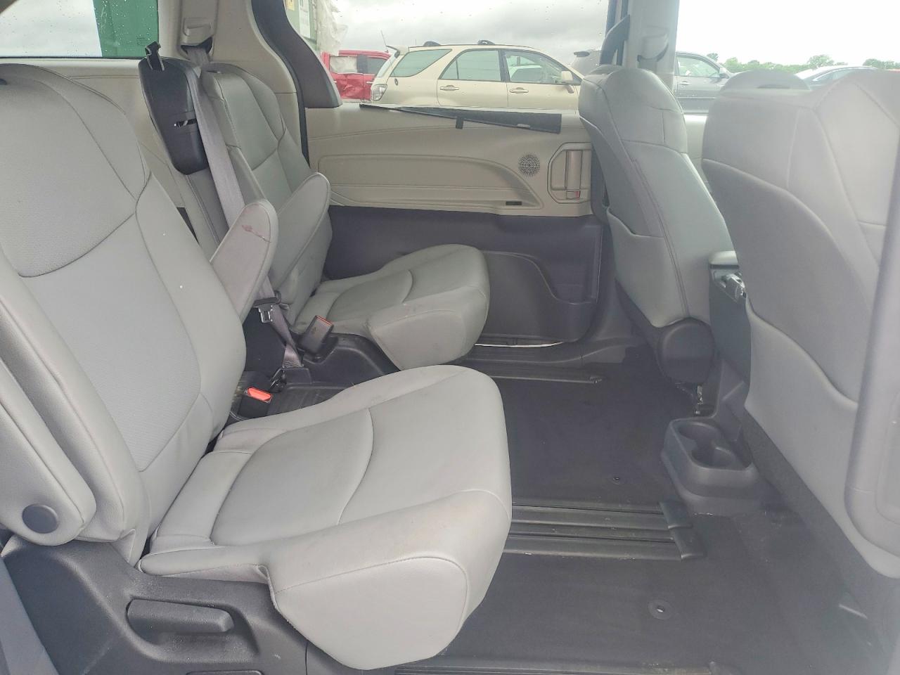 2022 TOYOTA SIENNA XLE photo 19