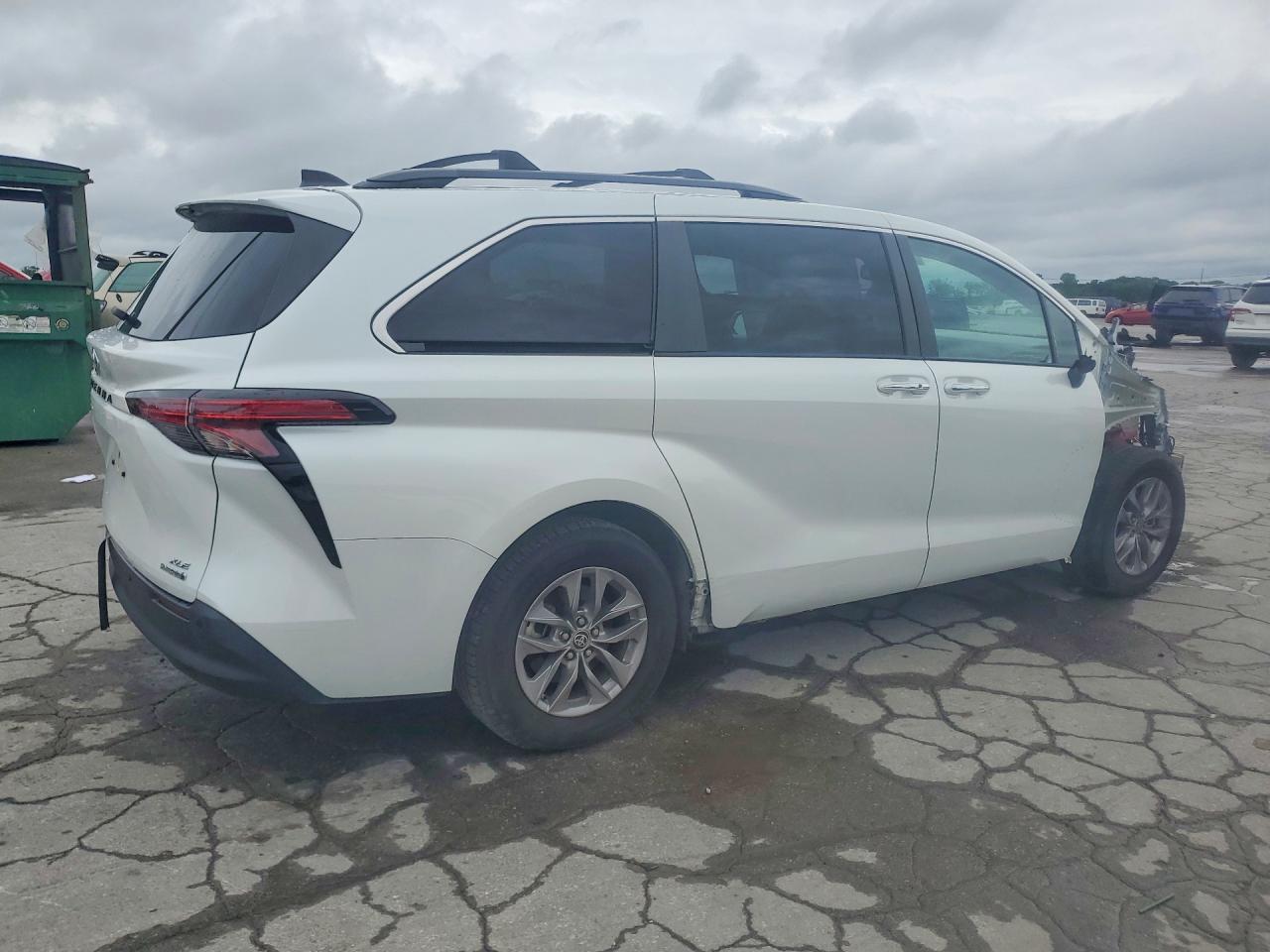 2022 TOYOTA SIENNA XLE photo 5