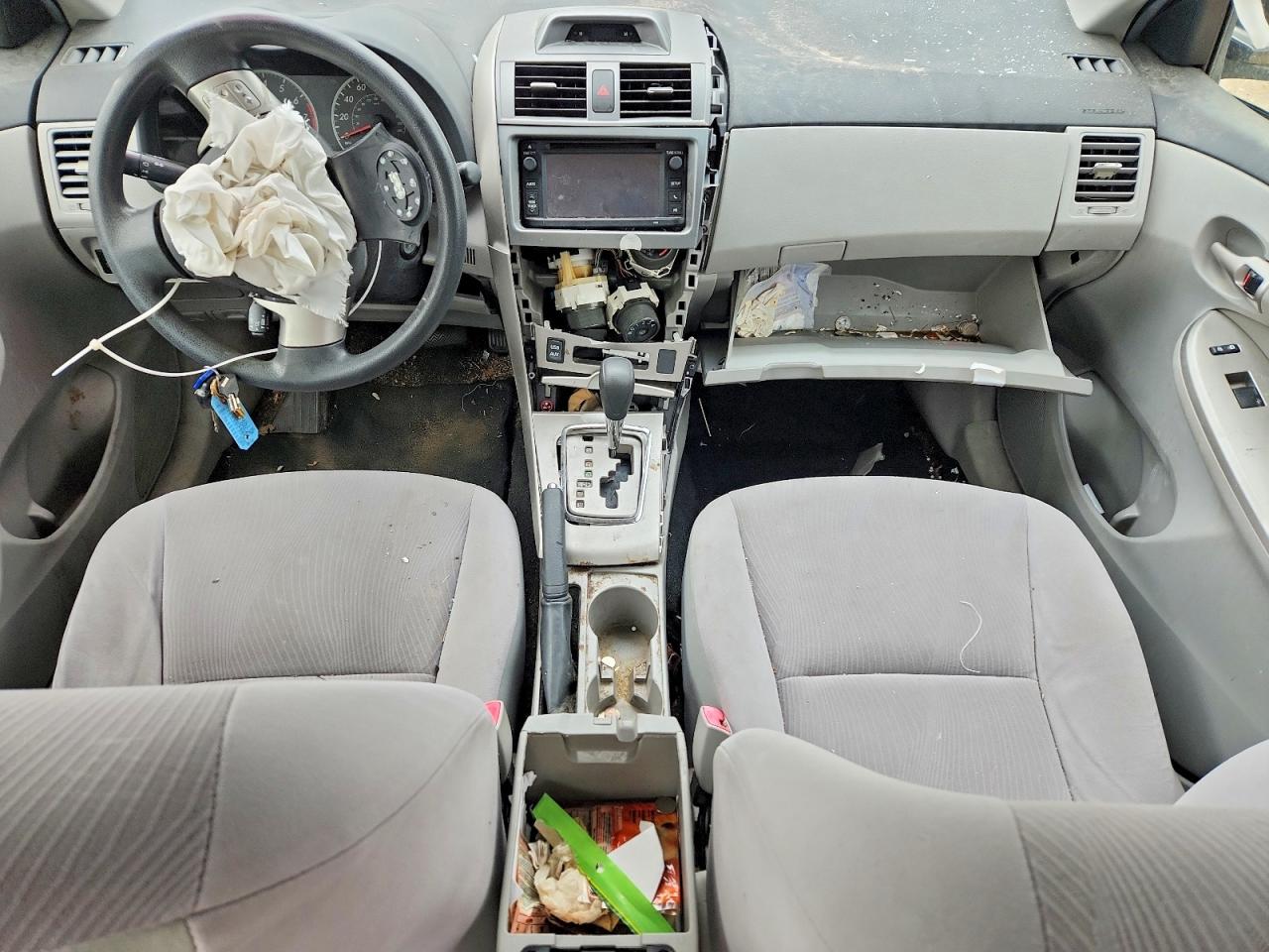 2013 TOYOTA COROLLA LE photo 22