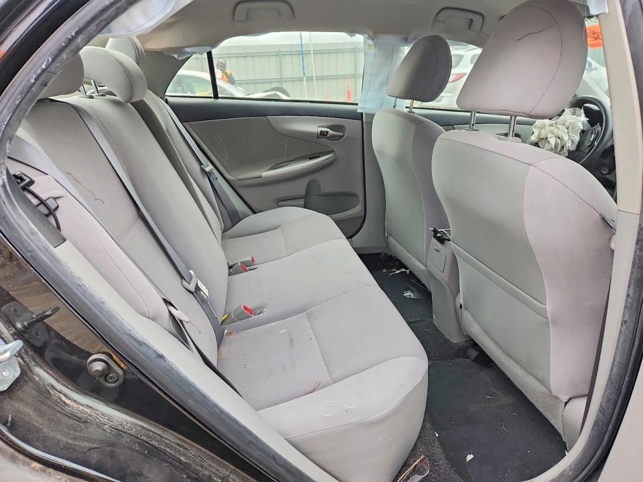2013 TOYOTA COROLLA LE photo 28