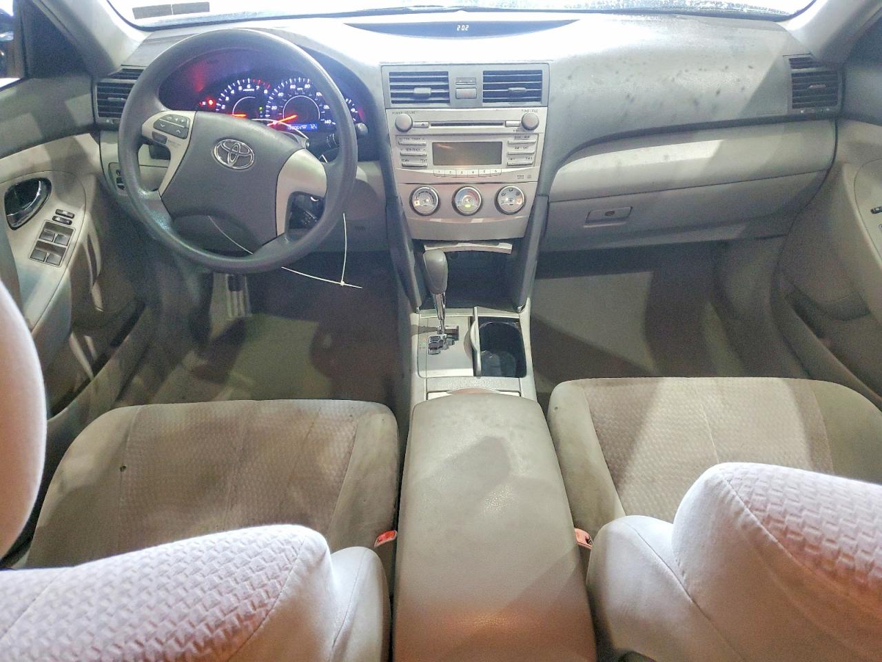 2010 TOYOTA CAMRY LE photo 15