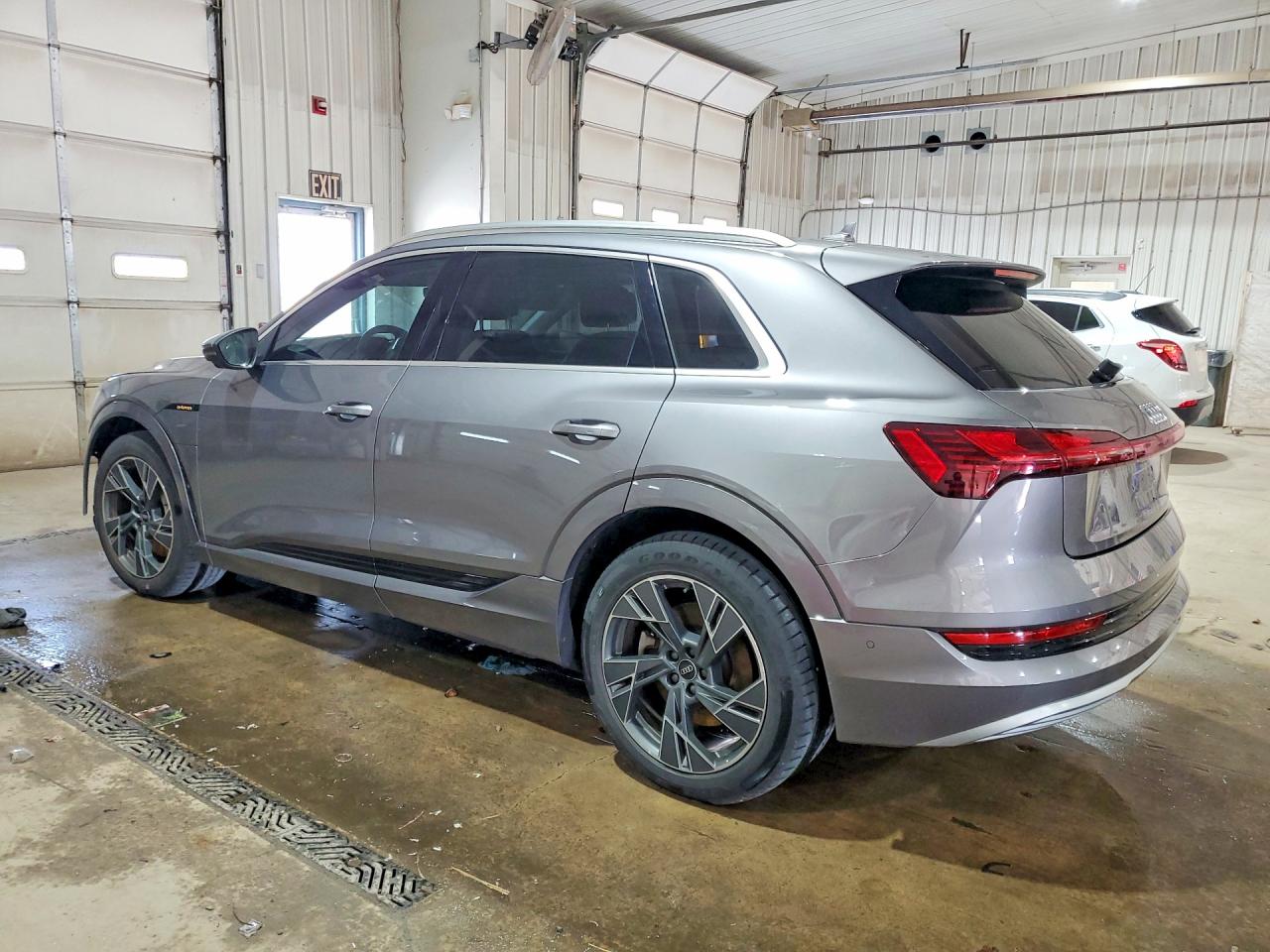 2021 AUDI E-TRON PRESTIGE photo 3