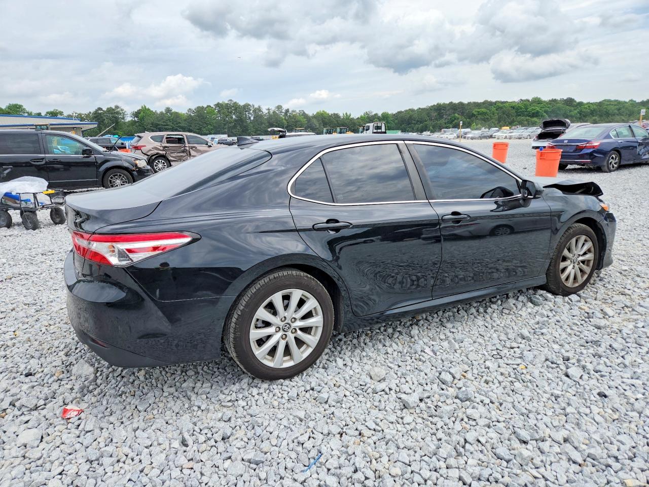 2019 TOYOTA CAMRY LE photo 3