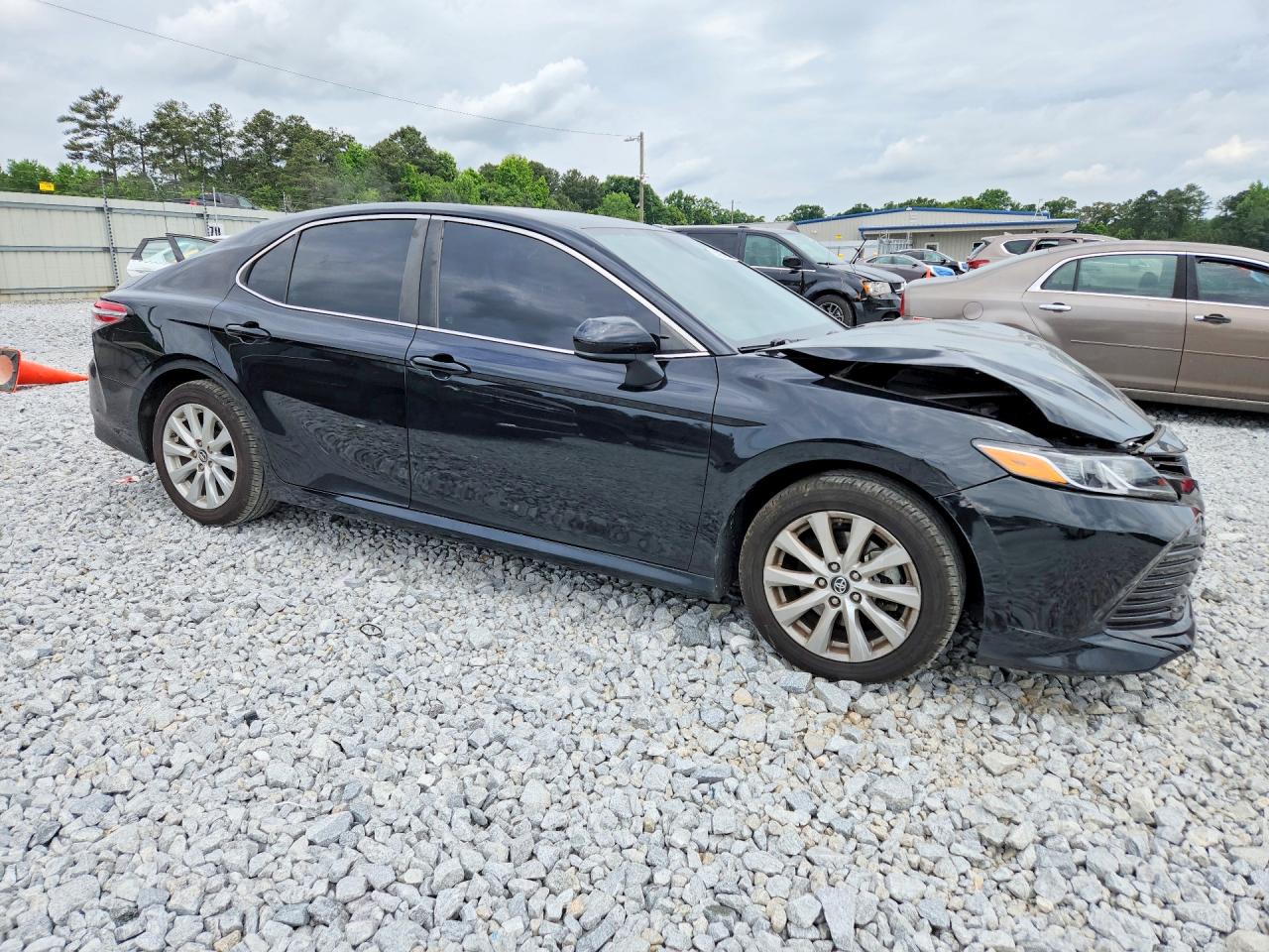 2019 TOYOTA CAMRY LE photo 4