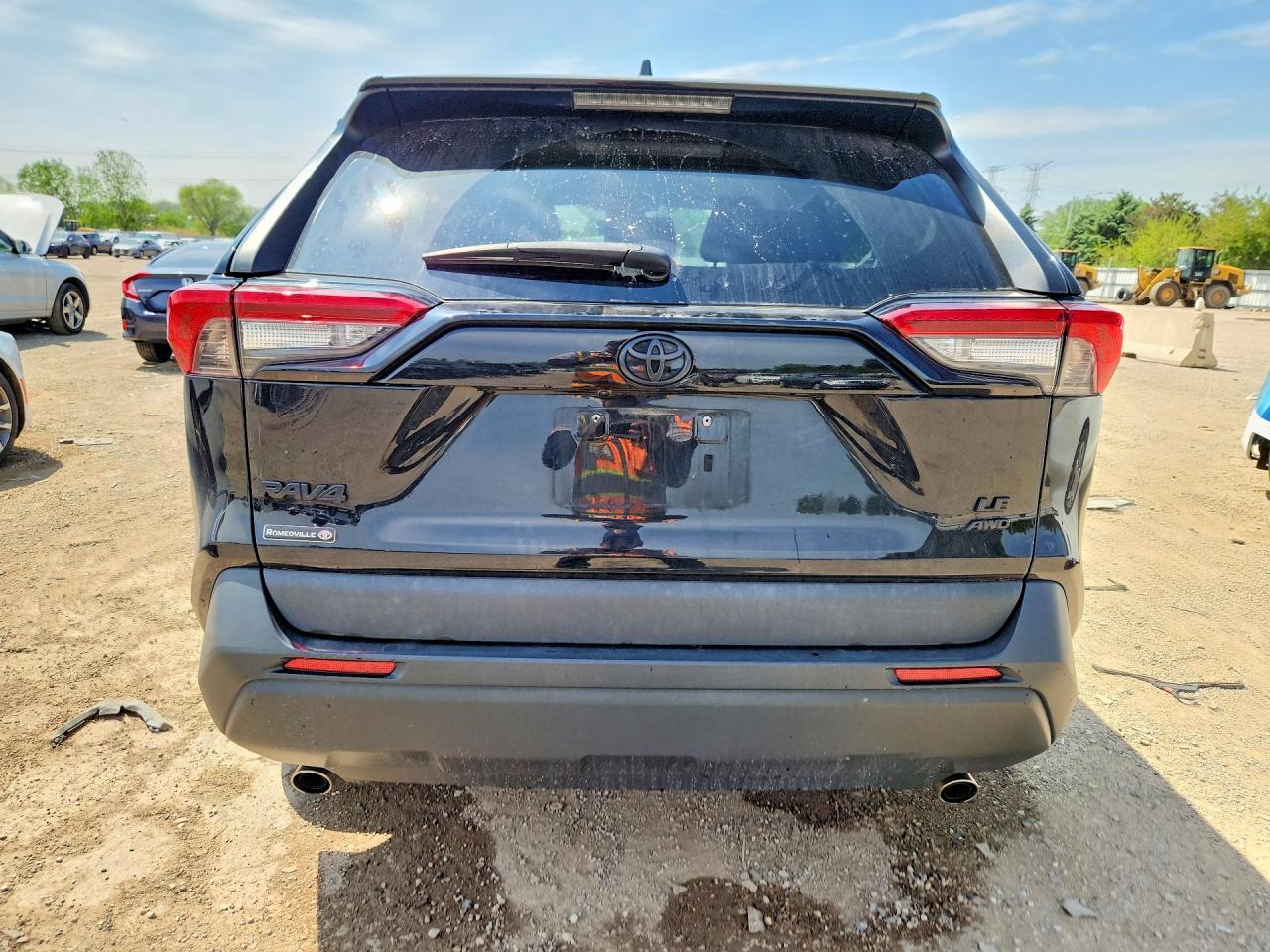 2021 TOYOTA RAV4 LE photo 11
