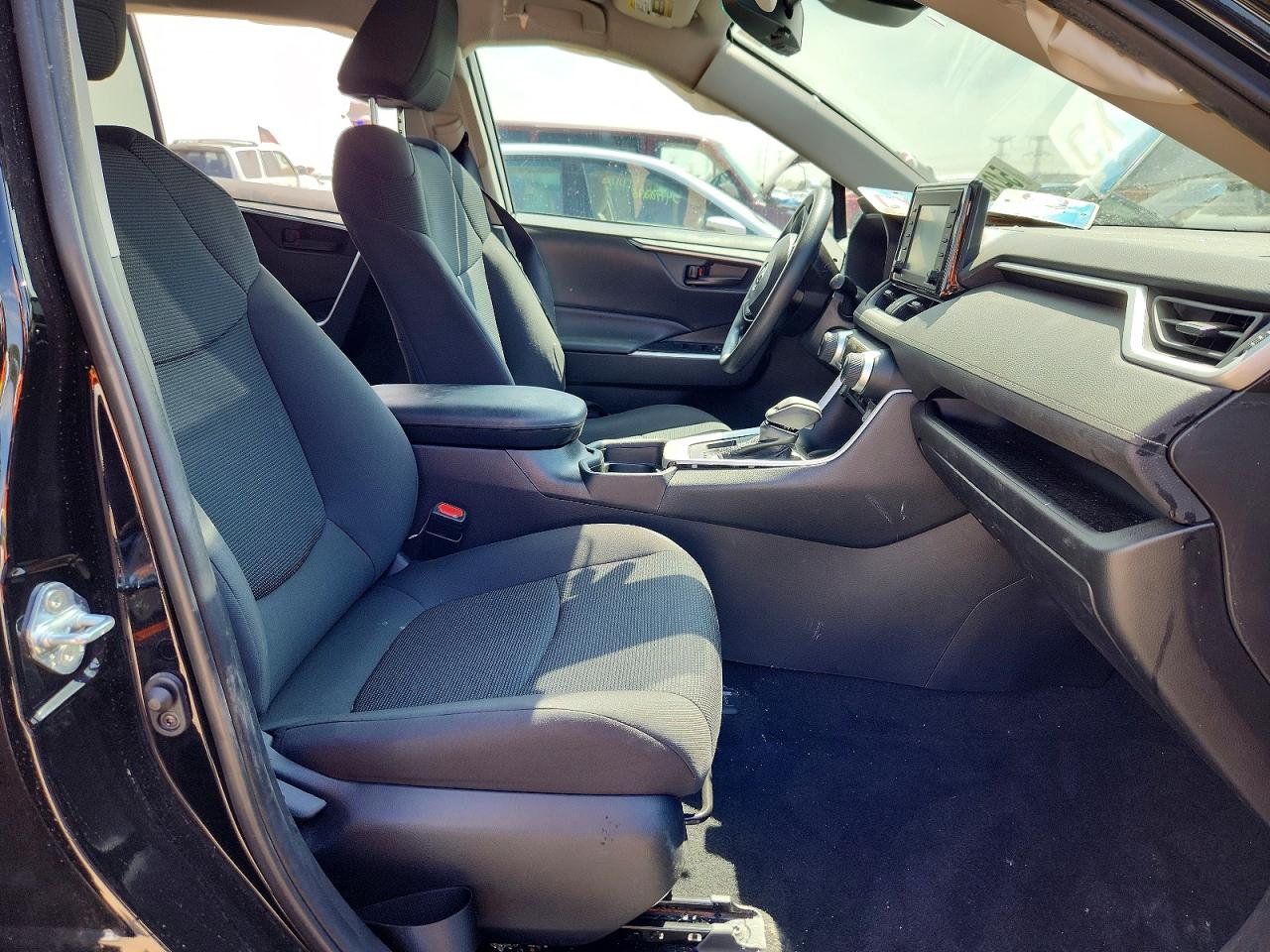 2021 TOYOTA RAV4 LE photo 13