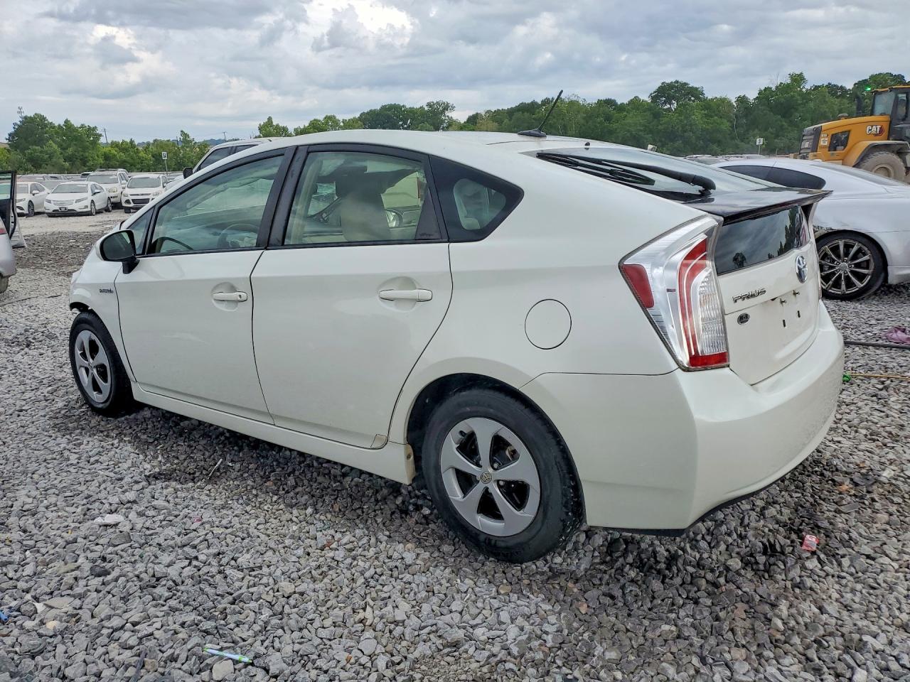 2015 TOYOTA PRIUS THREE photo 3
