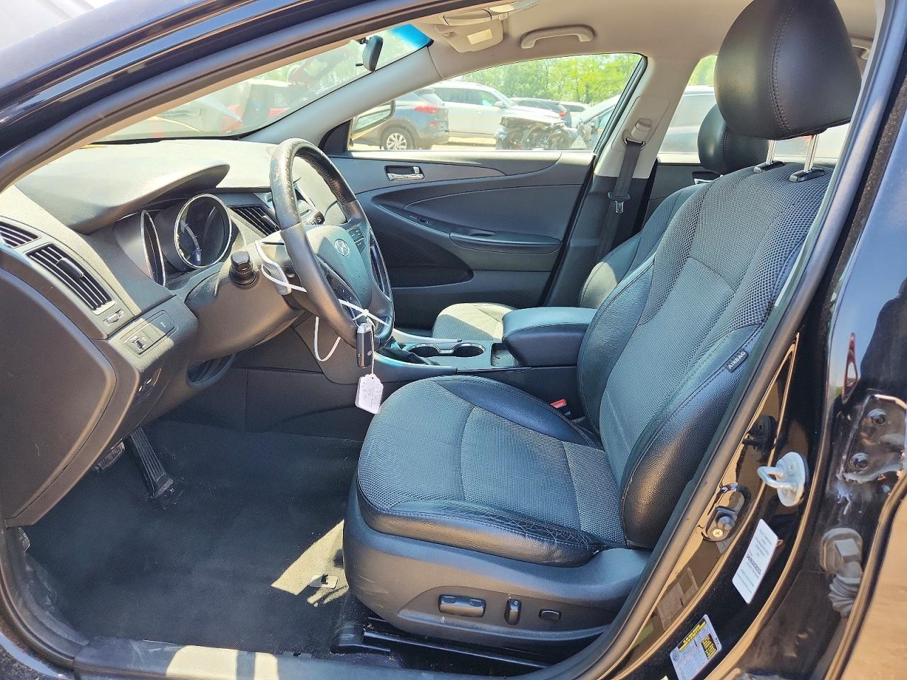 2011 HYUNDAI SONATA SE photo 13
